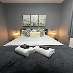 Two Bedroom Flat In Edinburgh City Center