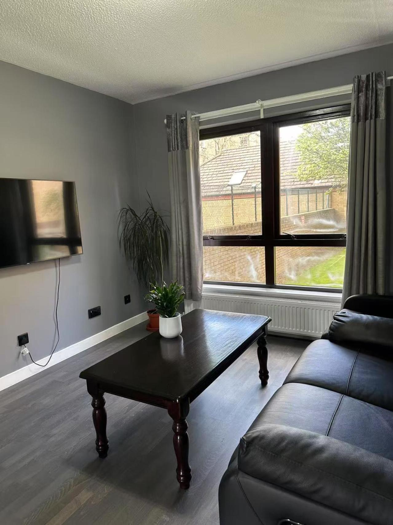 Two Bedroom Flat In Center Apartment *